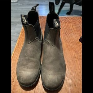 Men’s size 9 blundstone boots.